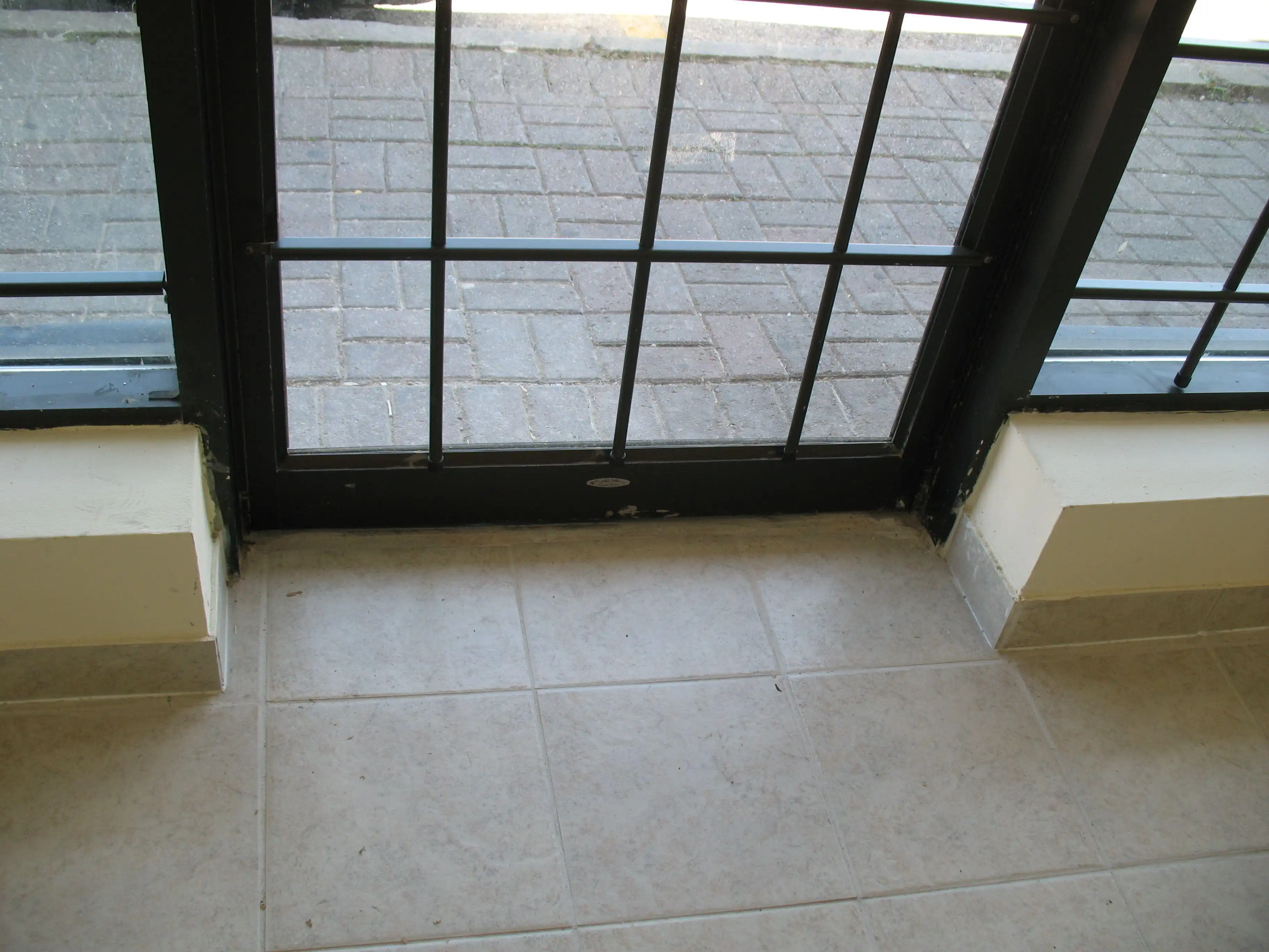 Enhanced safety features: Aluminum bars designed for fixed and removable window security solutions.